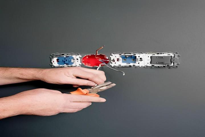 Je remets toute votre installation électrique aux normes.